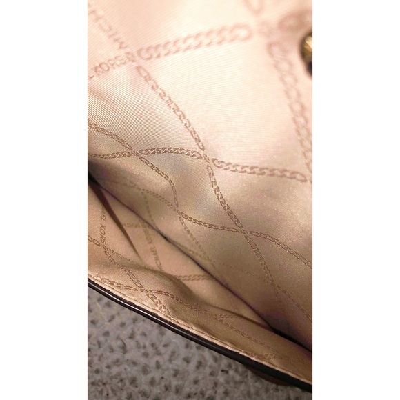 💕😍❤️MAKE AN OFFER! MICHAEL KORS LOGO WRISTLET/POUCH❤️😍💕 - Picture 4 of 5